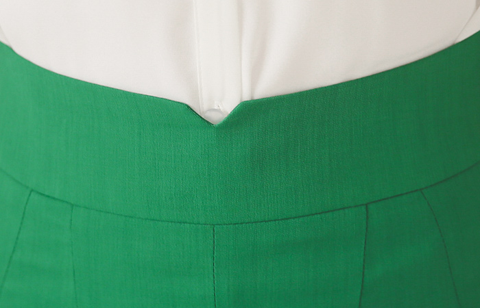 VのひらきダーツHラインスカート