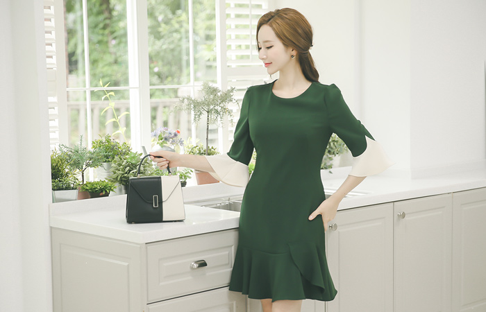 ペタルスリーブラッフルラインドレス