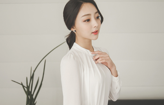 Vのひらきシャーリングネックブラウス