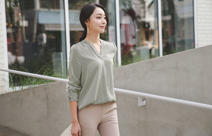 モダンストライプブイネックブラウス