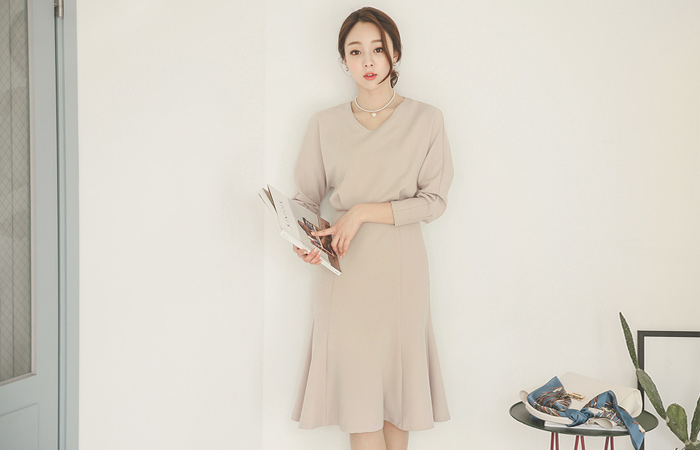 女性のボリュームトップとアドドレス