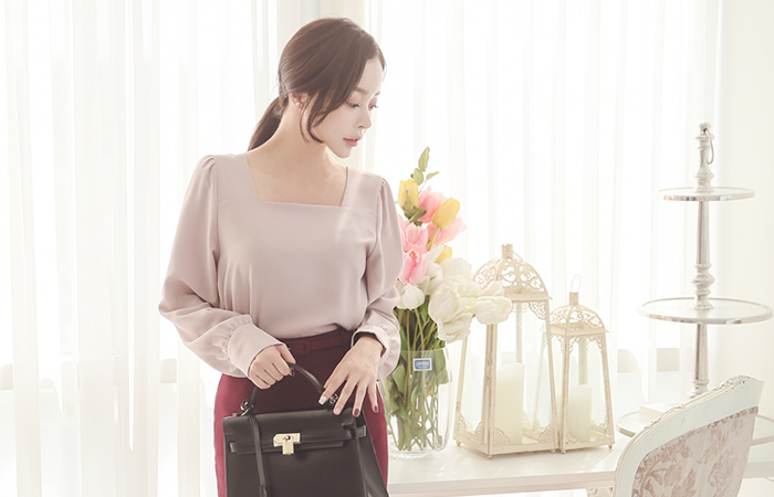 シャーリングスリーブスクエアネックブラウス