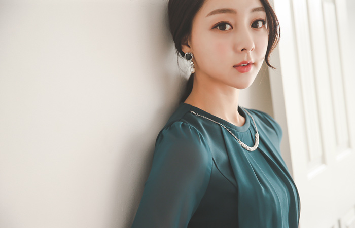 ラグジュアリーネックレスシーツルードレス