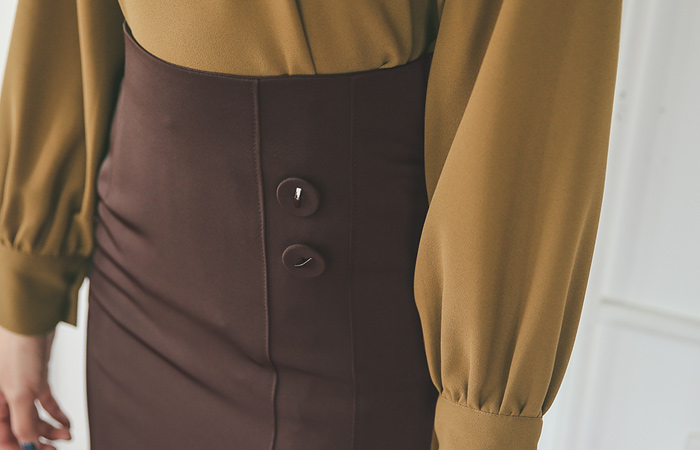 サイド切開ヒントボタンミディスカート