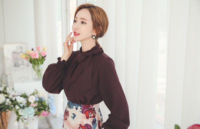 スモーキングリボンタイフリルネックブラウス