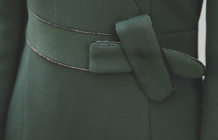 メタリックパイピングブイネックドレス