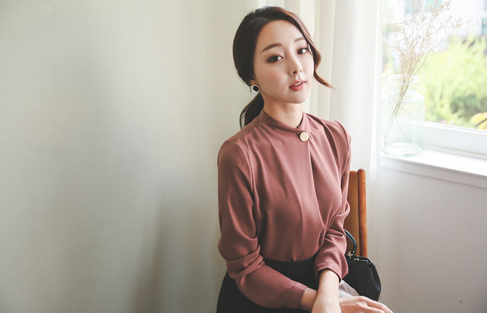 ゴールドボタンポールデッドブラウス