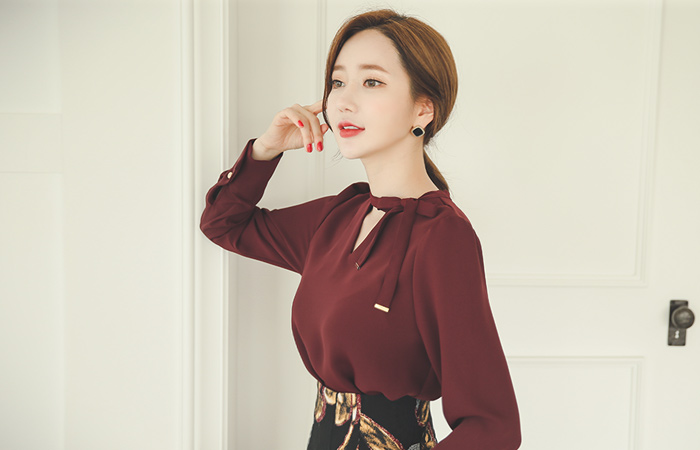 ゴールドチップリボンタイひらきネックブラウス