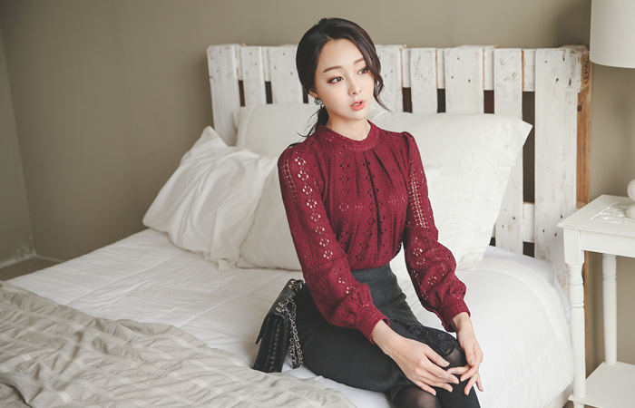 ローズコサージュ起毛レースブラウス