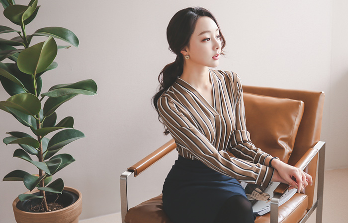 ストライプサテンブイネックブラウス