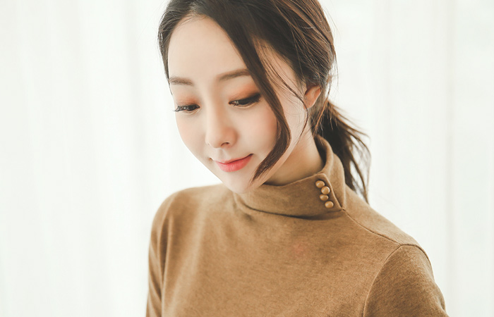 サイドボタン漏斗ネックロングニットトップ