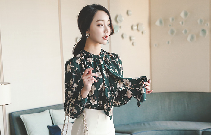 マグノリアラッフルラインブラウス