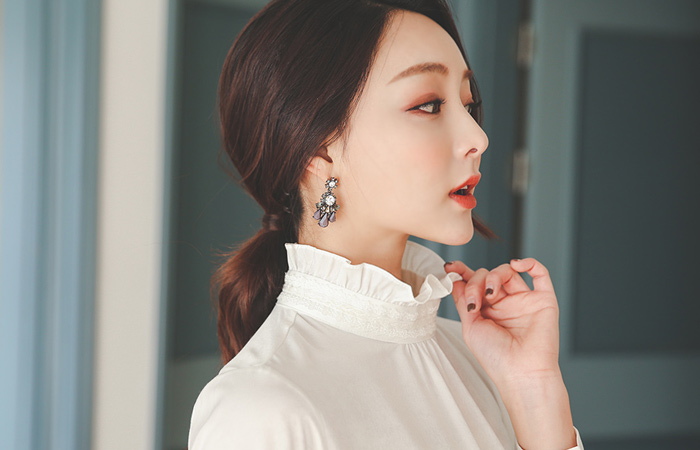 ベルベットレースフリルネックシャーリングブラウス