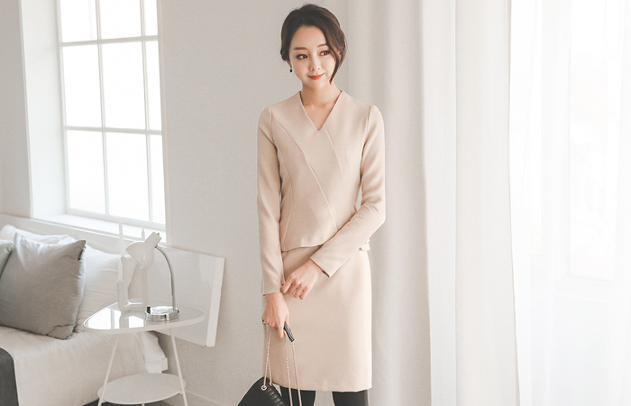 ピンチシャーリングフェプラムブイネックドレス