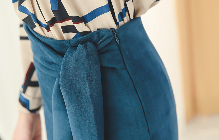 ディープスリットベルティードスエードスカート