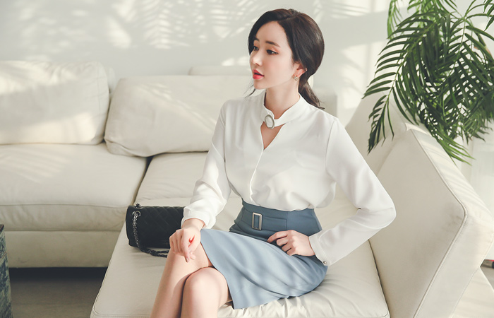 マットメタルリングチョーカーネックブラウス