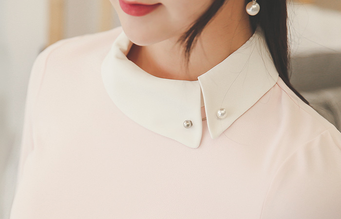 真珠のブローチオンバルフラットカラードレス