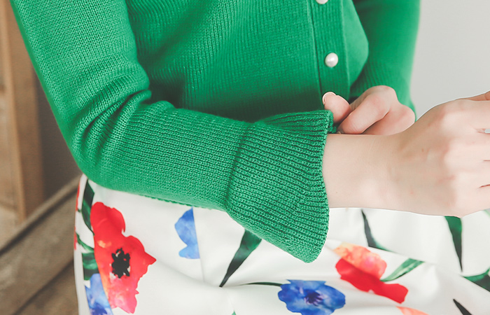 ベルカフス真珠ボタンブイネックカーディガン