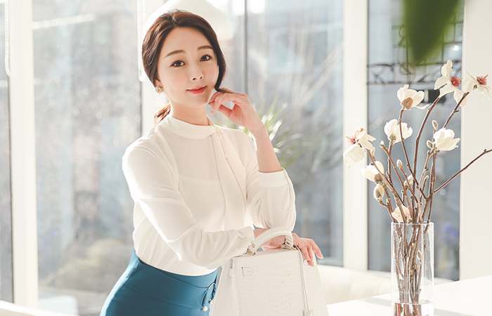 真珠チェーンスカーフブラウス