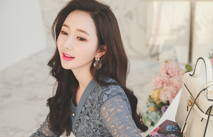 アンティークゴールドのボタンレイスドレス