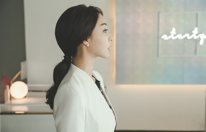 女性真珠のブローチカラー無しジャケット