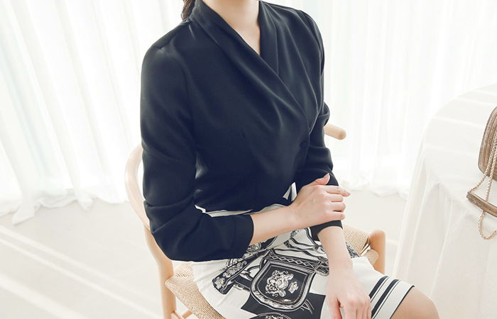 モダンボタンラップブラウス