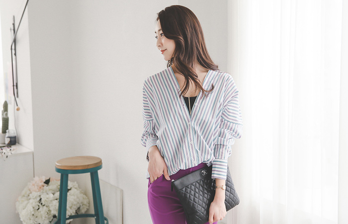 カラーストライプ量Vのシャツ