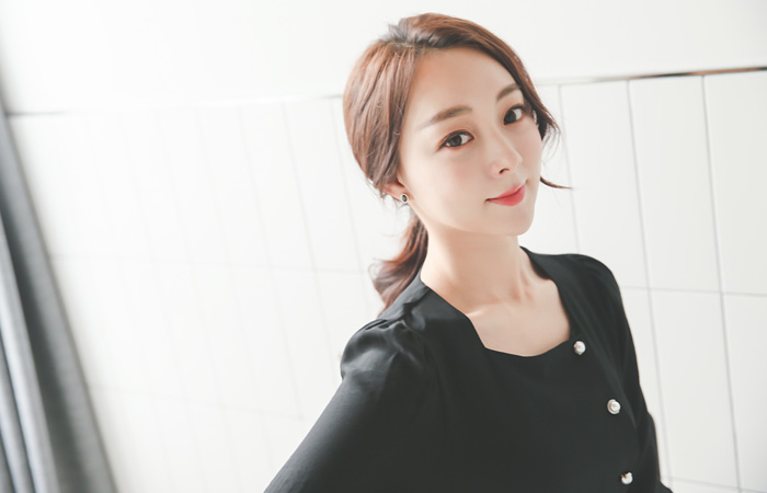 サイドパールボタンスクエアネックブラウス