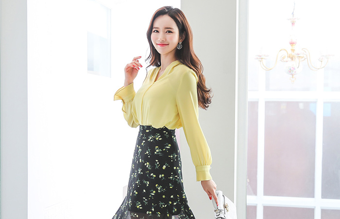 プリッツカフスブイネックロングブラウス