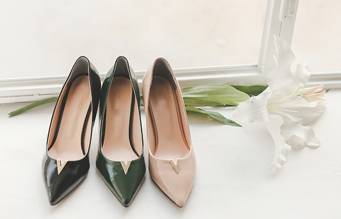 [モデル着用33次]ゴールドのVチップエナメルパンプスヒール