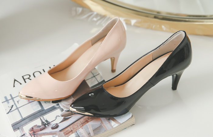 [モデル着用33次]ゴールドのヒントエナメルパンプスヒール