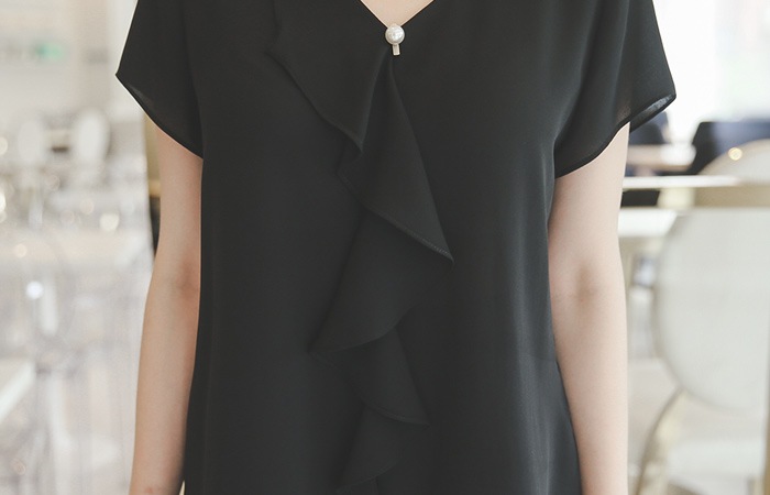 ブイネック真珠装飾ラッフルブラウス