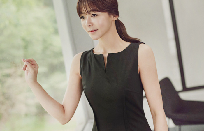 スリットネックこートンスパンブラックワンピース