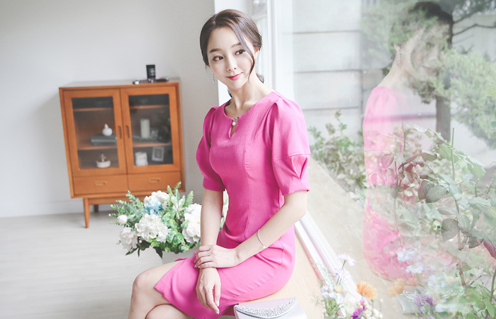 真珠ひらきネックパフ袖ドレス