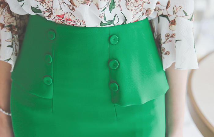 ダブルボタンフェプラムスカート