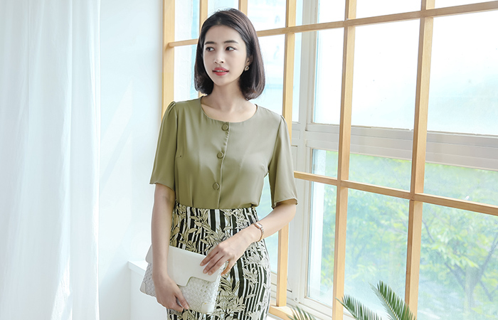 ボタンラインラウンドブラウス