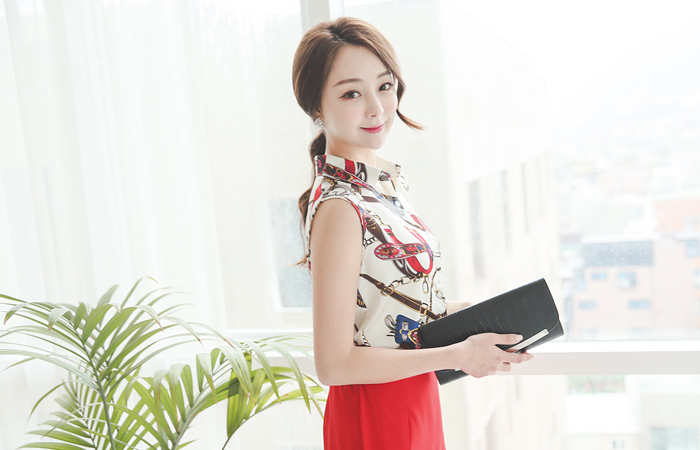 シルキーチェーン袖なしブラウス