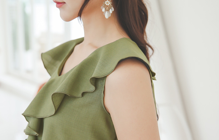 ブイネックラッフル袖なしブラウス