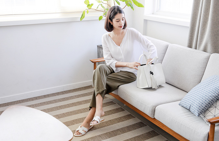 ナチュラルブイネックブラウストップ