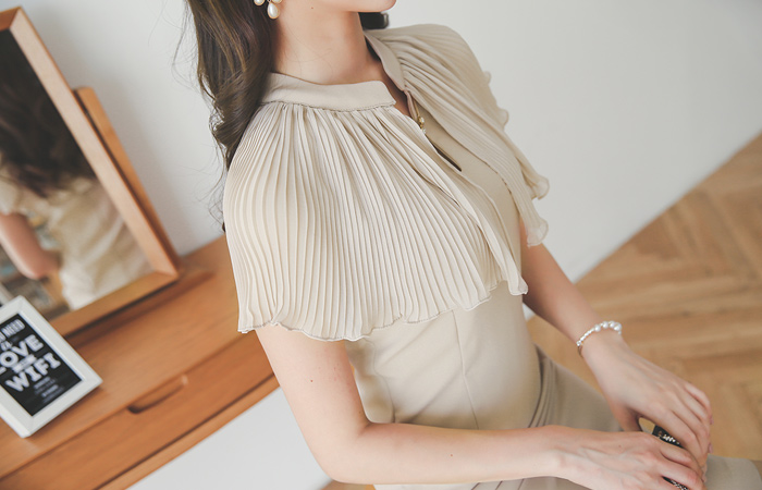 ラグジュアリーキュービックネックプリッツケープドレス