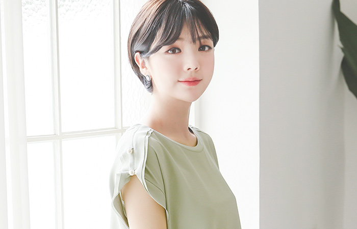 カットショルダーパールボタンブラウス