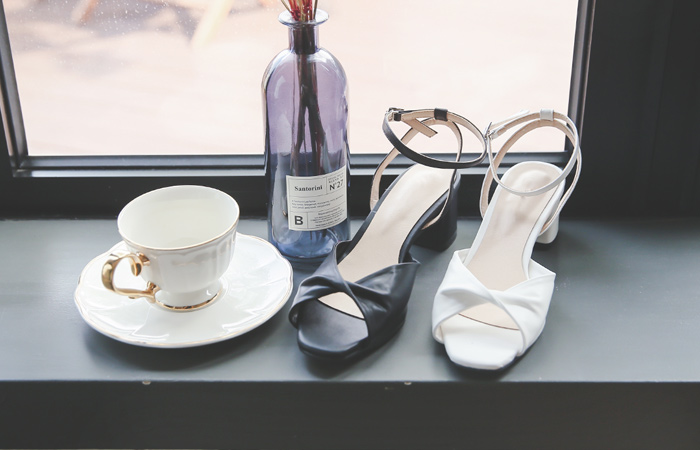 [モデル着用34次]ロマンチックねじれストラップミドルヒール