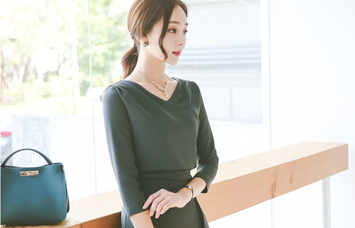 ブイネック二重ドレープフレアドレス