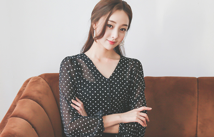 トレンディシーポンパフ袖ブラウス