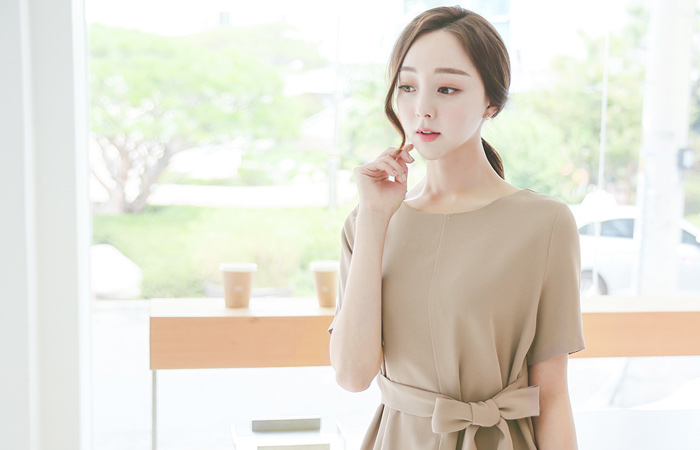 サイドディープスリット真珠ベルティードドレス