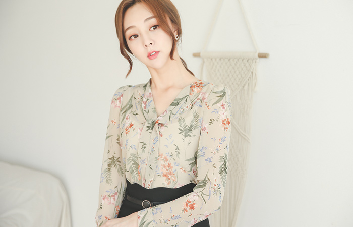 ラブリーデイジーブイネックブラウス