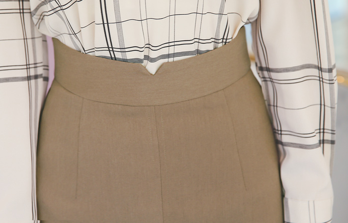 切開ラインスリットHラインのMIDIスカート