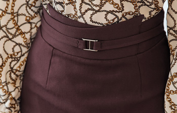 プレセントイデムバックルHラインのMIDIスカート