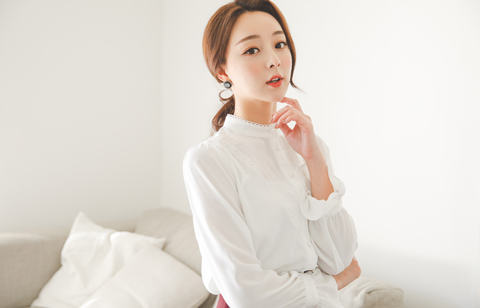 刺繍レースパールボタンサテンブラウス