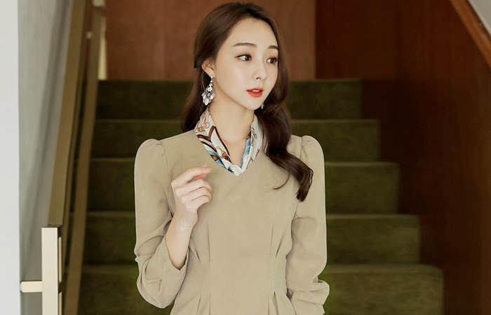 ピンタックブイネック起毛ミディワンピース